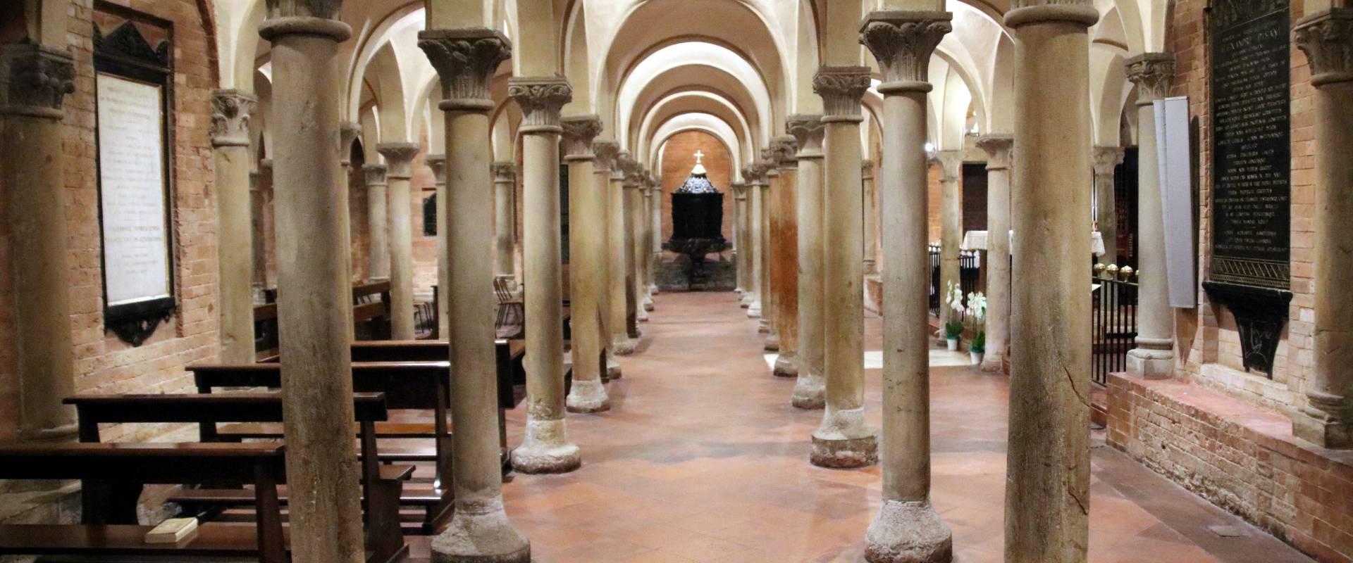 Duomo di Piacenza, cripta 01 foto di Mongolo1984